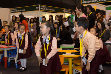 Teachers and students did stretching exercises together under the guidance of teacher after lesson