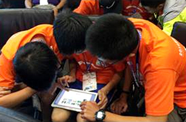 學生在夏令營課堂中使用 HKT education 一站式電子學習系統